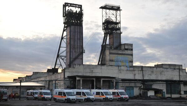 Автомобили скорой медицинской помощи у здания шахты Степная во Львовской области, где произошла авария. 2 марта 2017 Автомобили скорой медицинской помощи у здания шахты Степная во Львовской области, где произошла авария. 2 марта 2017