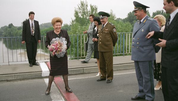 Супруга Президента РФ Наина Ельцина стоит на границе Белоруссии и Польши Супруга Президента РФ Наина Ельцина стоит на границе Белоруссии и Польши