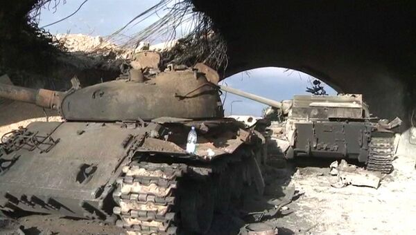Разбитые танки остались после отступления боевиков в аэропорту Пальмиры Разбитые танки остались после отступления боевиков в аэропорту Пальмиры