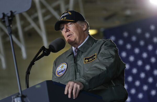 Президент США Дональд Трамп выступает перед моряками на борту авианосца Джеральд Форд. 2 марта 2017 Президент США Дональд Трамп выступает перед моряками на борту авианосца Джеральд Форд. 2 марта 2017