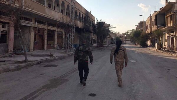 Солдаты у разрушенных в результате боевых действий домов в жилой части города Пальмира в сирийской провинции Хомс Солдаты у разрушенных в результате боевых действий домов в жилой части города Пальмира в сирийской провинции Хомс