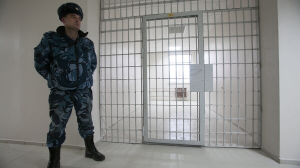 Сотрудник Федеральной службы исполнения наказаний РФ в здании нового следственного изолятора Кресты-2, строящегося в Санкт-Петербурге Сотрудник Федеральной службы исполнения наказаний РФ в здании нового следственного изолятора Кресты-2, строящегося в Санкт-Петербурге
