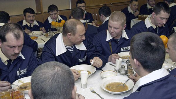 Владимир Путин с командой подводного крейсера Архангельск во время обеда Владимир Путин с командой подводного крейсера Архангельск во время обеда