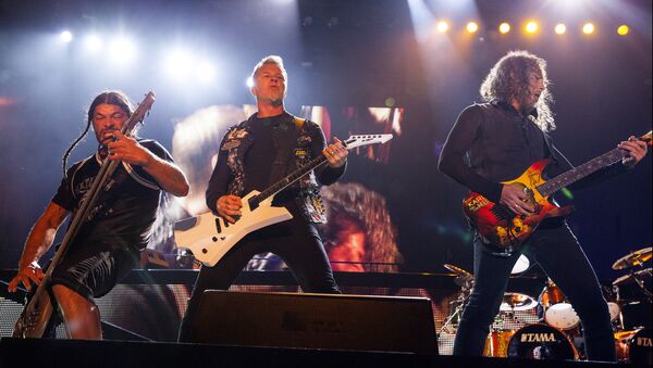 Участники группы Metallica Роберт Трухильо, Джеймс Хэтфилд и Кирк Хэммет на фестивале Voodoo Music Experience в Новом Орлеане Участники группы Metallica Роберт Трухильо, Джеймс Хэтфилд и Кирк Хэммет на фестивале Voodoo Music Experience в Новом Орлеане