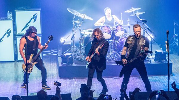 Участники группы Metallica Роберт Трухильо, Ларс Ульрих, Кирк Хэммет, и Джеймс Хэтфилд выступают в клубе Webster Hall в Нью-Йорке Участники группы Metallica Роберт Трухильо, Ларс Ульрих, Кирк Хэммет, и Джеймс Хэтфилд выступают в клубе Webster Hall в Нью-Йорке