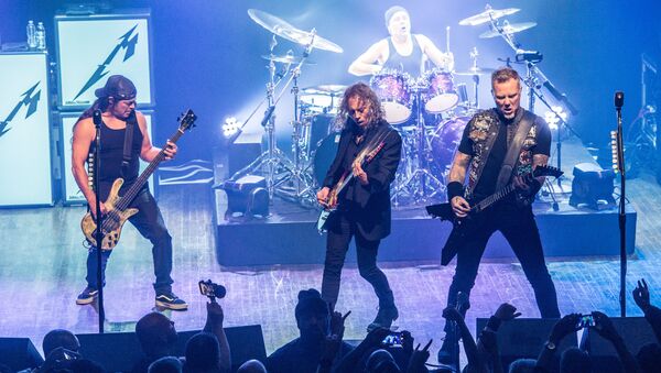 Участники группы Metallica Роберт Трухильо, Ларс Ульрих, Кирк Хэммет, и Джеймс Хэтфилд выступают в клубе Webster Hall в Нью-Йорке Участники группы Metallica Роберт Трухильо, Ларс Ульрих, Кирк Хэммет, и Джеймс Хэтфилд выступают в клубе Webster Hall в Нью-Йорке