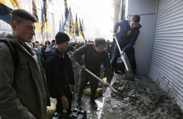 Представители Гражданского корпуса, созданного на базе Азова, замуровывают вход в отделение дочки российского Сбербанка в Киеве, Украина. 13 марта 2017 Представители Гражданского корпуса, созданного на базе Азова, замуровывают вход в отделение дочки российского Сбербанка в Киеве, Украина. 13 марта 2017