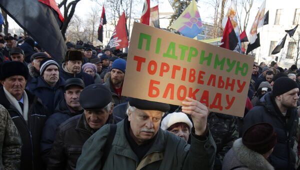 Сторонники торговой блокады Донбасса во время акции протеста в Киеве, Украина Сторонники торговой блокады Донбасса во время акции протеста в Киеве, Украина