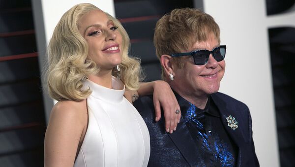 Певица Lady Gaga и британский музыкант Элтон Джон в Беверли-Хиллз, штат Калифорния, 28 февраля 2016 Певица Lady Gaga и британский музыкант Элтон Джон в Беверли-Хиллз, штат Калифорния, 28 февраля 2016