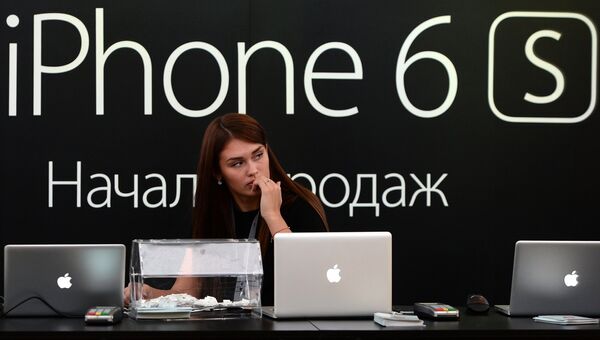 Продажа смартфонов Apple iPhone 6s и iPhone 6s Plus в Москве. Архивное фото Продажа смартфонов Apple iPhone 6s и iPhone 6s Plus в Москве. Архивное фото