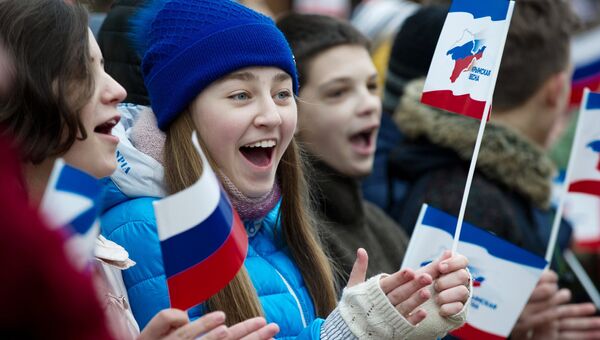 Горожане во время праздничных мероприятий, посвященных Дню Общекрымского референдума 2014 года, в Симферополе Горожане во время праздничных мероприятий, посвященных Дню Общекрымского референдума 2014 года, в Симферополе