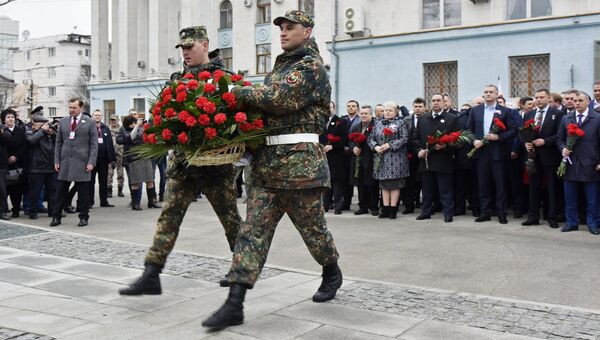 Возложение цветов к памятнику Народному ополчению всех времен в Симферополе во время праздничных мероприятий, посвященных Дню Общекрымского референдума 2014 года Возложение цветов к памятнику Народному ополчению всех времен в Симферополе во время праздничных мероприятий, посвященных Дню Общекрымского референдума 2014 года