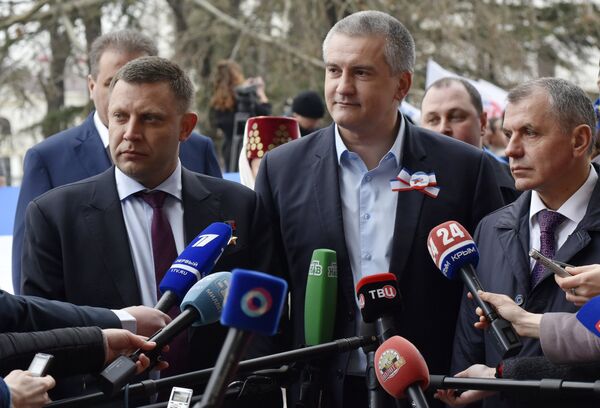 Глава Донецкой народной республики Александр Захарченко, глава Республики Крым Сергей Аксенов и председатель Госсовета Республики Крым Владимир Константинов Глава Донецкой народной республики Александр Захарченко, глава Республики Крым Сергей Аксенов и председатель Госсовета Республики Крым Владимир Константинов