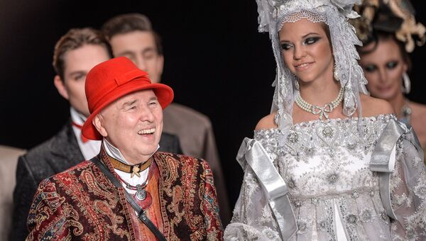 Модельер Вячеслав Зайцев во время показа одежды из своей новой коллекции в рамках Mercedes-Benz Fashion Week Russia Модельер Вячеслав Зайцев во время показа одежды из своей новой коллекции в рамках Mercedes-Benz Fashion Week Russia