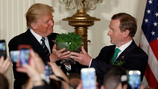 Энда Кенни подарил Дональду Трампу вазу с клевером Энда Кенни подарил Дональду Трампу вазу с клевером