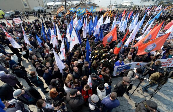 Участники митинга в честь третьей годовщины воссоединения Крыма с Россией во Владивостоке Участники митинга в честь третьей годовщины воссоединения Крыма с Россией во Владивостоке