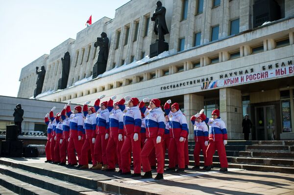 Участники представления во время митинга в честь третьей годовщины воссоединения Крыма с Россией в Омске Участники представления во время митинга в честь третьей годовщины воссоединения Крыма с Россией в Омске