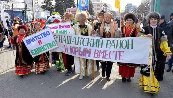 Участники митинга в честь третьей годовщины воссоединения Крыма с Россией на пешеходной улице Кирова в Челябинске Участники митинга в честь третьей годовщины воссоединения Крыма с Россией на пешеходной улице Кирова в Челябинске