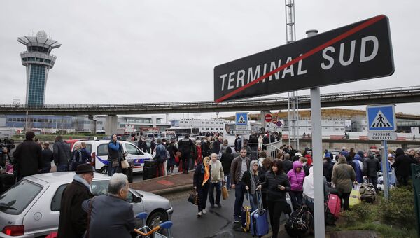Эвакуация пассажиров из южного терминала аэропорта Орли в Париже, 18 марта 2017 Эвакуация пассажиров из южного терминала аэропорта Орли в Париже, 18 марта 2017