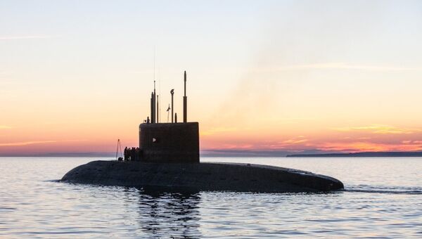 Заводские ходовые испытания подводной лодки. Вид на левый борт Заводские ходовые испытания подводной лодки. Вид на левый борт