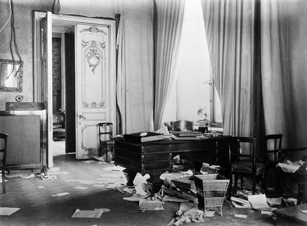 Комната Зимнего дворца после штурма. Петроград. 1917 год Комната Зимнего дворца после штурма. Петроград. 1917 год