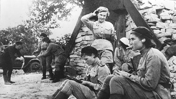 Лётчицы 46-го гвардейского авиационного полка после дневного отдыха у землянки Лётчицы 46-го гвардейского авиационного полка после дневного отдыха у землянки