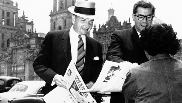 Американский миллиардер Дэвид Рокфеллер и министр финансов Мексики Антонио Ортис Мена, 1963 Американский миллиардер Дэвид Рокфеллер и министр финансов Мексики Антонио Ортис Мена, 1963