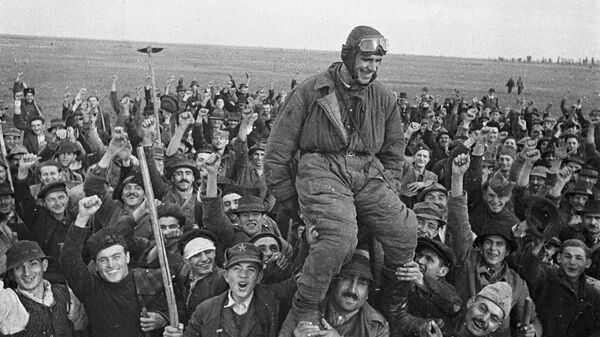 Жители деревни Омолица приветствуют советского летчика Семена Бойко, прилетевшего первым на югославскую землю Жители деревни Омолица приветствуют советского летчика Семена Бойко, прилетевшего первым на югославскую землю