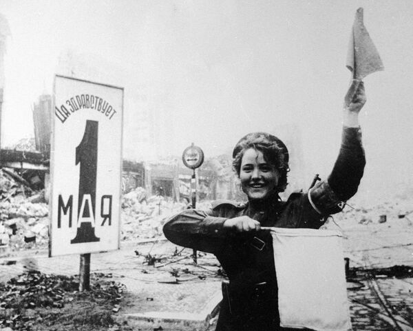 Военная регулировщица Мария Шальнева на Александерплац в Берлине Военная регулировщица Мария Шальнева на Александерплац в Берлине