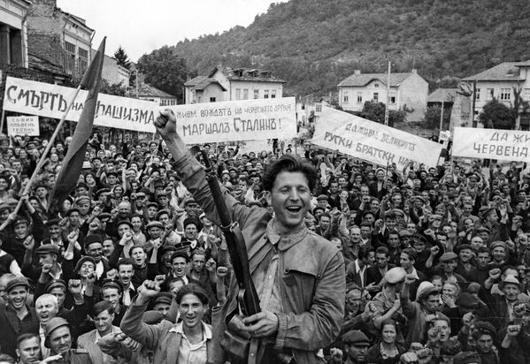 Жители города Ловеч встречают советских воинов-освободителей. Вторая Мировая война 1939-1945 годов Жители города Ловеч встречают советских воинов-освободителей. Вторая Мировая война 1939-1945 годов