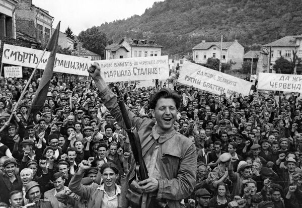 Жители города Ловеч встречают советских воинов-освободителей. Вторая Мировая война 1939-1945 годов Жители города Ловеч встречают советских воинов-освободителей. Вторая Мировая война 1939-1945 годов