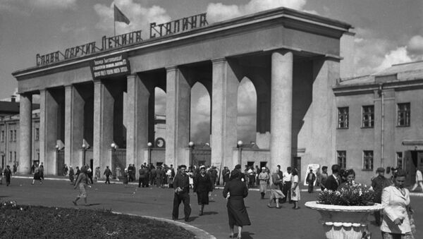 У входа на Сталинградский тракторный завод У входа на Сталинградский тракторный завод