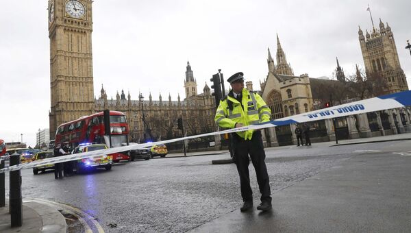 Полицейский у здания Парламента в Лондоне, Великобритания. 22 марта 2017 Полицейский у здания Парламента в Лондоне, Великобритания. 22 марта 2017