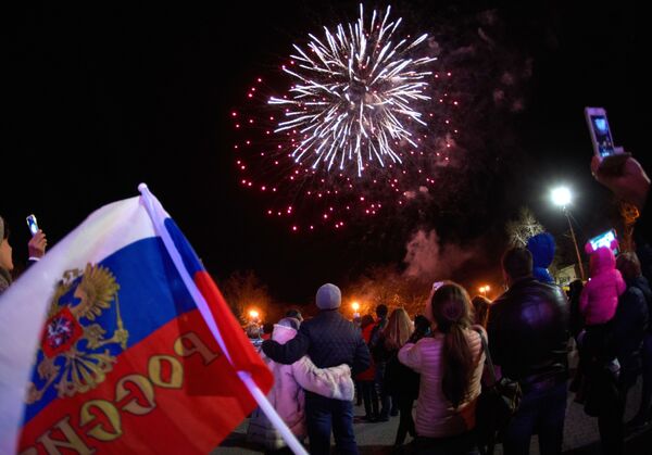 Праздничный салют в честь третьей годовщины воссоединения Крыма с Россией в Севастополе. 18 марта 2017 года Праздничный салют в честь третьей годовщины воссоединения Крыма с Россией в Севастополе. 18 марта 2017 года