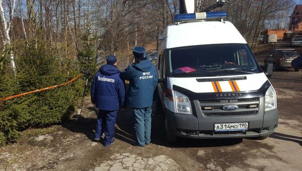 Сотрудники МЧС на месте загрязнения нефтепродуктами пруда в городском округе Домодедово. 23 марта 2017 Сотрудники МЧС на месте загрязнения нефтепродуктами пруда в городском округе Домодедово. 23 марта 2017