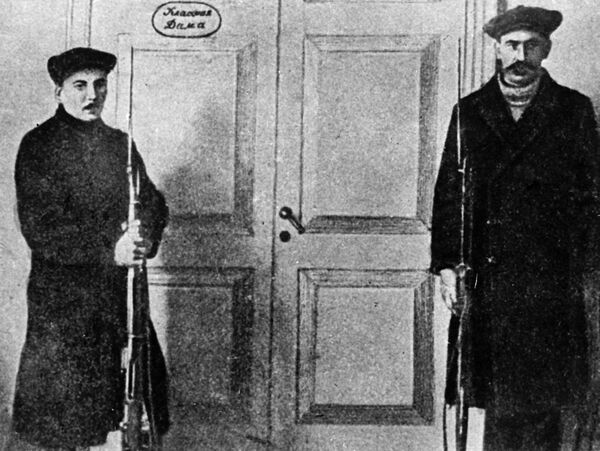 Красногвардейцы охраняют кабинет В. И. Ленина в Смольном. 1917 год Красногвардейцы охраняют кабинет В. И. Ленина в Смольном. 1917 год
