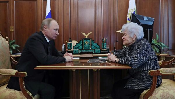 Президент РФ Владимир Путин и президент ГМИИ имени А.С. Пушкина Ирина Антонова во время встречи. 27 марта 2017 Президент РФ Владимир Путин и президент ГМИИ имени А.С. Пушкина Ирина Антонова во время встречи. 27 марта 2017