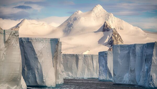 Работа фотографа из Франции Josselin Cornou Tabular iceberg для 2017 Sony World Photography Awards Работа фотографа из Франции Josselin Cornou Tabular iceberg для 2017 Sony World Photography Awards
