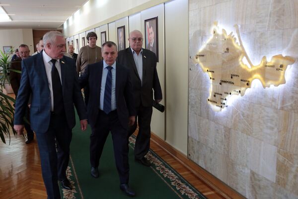 Председатель Госсовета Республики Крым Владимир Константинов во время встречи с делегацией немецких политиков и бизнесменов посетивших Крым. 29 марта 2017 года Председатель Госсовета Республики Крым Владимир Константинов во время встречи с делегацией немецких политиков и бизнесменов посетивших Крым. 29 марта 2017 года