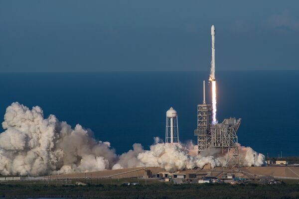 Старт ракеты Falcon 9 со спутником SES–10 с космодрома на мысе Канаверал. 30 марта 2017 Старт ракеты Falcon 9 со спутником SES–10 с космодрома на мысе Канаверал. 30 марта 2017