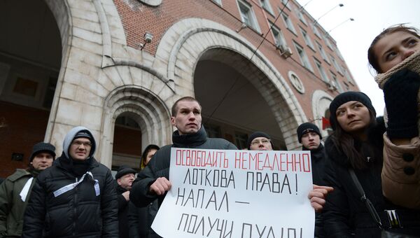 Самооборона с оружием - это всегда риск оказаться за решеткой. На фото: пикет в поддержку студентки Александры Лотковой, осужденной за стрельбу из травматического оружия в нападавших мужчин на станции метро Цветной Бульвар. Тверской суд Москвы счел действия Александры Лотковой превышением необходимых пределов обороны и приговорил ее к трем годам ли Самооборона с оружием - это всегда риск оказаться за решеткой. На фото: пикет в поддержку студентки Александры Лотковой, осужденной за стрельбу из травматического оружия в нападавших мужчин на станции метро Цветной Бульвар. Тверской суд Москвы счел действия Александры Лотковой превышением необходимых пределов обороны и приговорил ее к трем годам ли