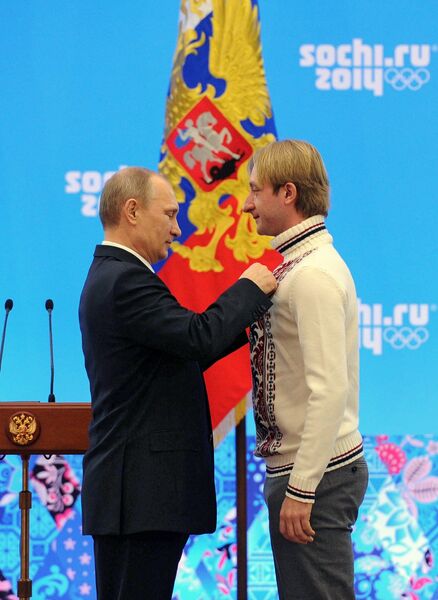 24 февраля 2014. Президент России Владимир Путин (слева) и олимпийский чемпион в фигурном катании Евгений Плющенко во время церемонии награждения российских призеров XXII зимних Олимпийских игр в Сочи 24 февраля 2014. Президент России Владимир Путин (слева) и олимпийский чемпион в фигурном катании Евгений Плющенко во время церемонии награждения российских призеров XXII зимних Олимпийских игр в Сочи