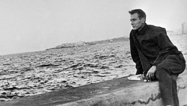 Поэт Евгений Евтушенко на набережной в Гаване. 1960 год Поэт Евгений Евтушенко на набережной в Гаване. 1960 год