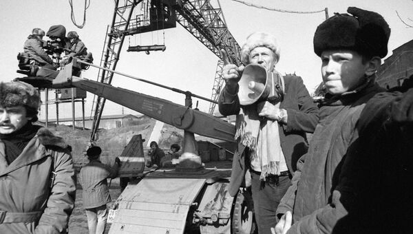 Евгений Евтушенко на съемочной площадке. 1983 год Евгений Евтушенко на съемочной площадке. 1983 год