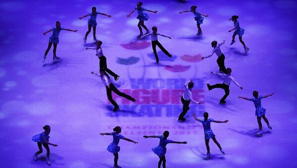 Дети-фигуристы во время показательных выступлений чемпионата мира по фигурному катанию в Хельсинки Дети-фигуристы во время показательных выступлений чемпионата мира по фигурному катанию в Хельсинки