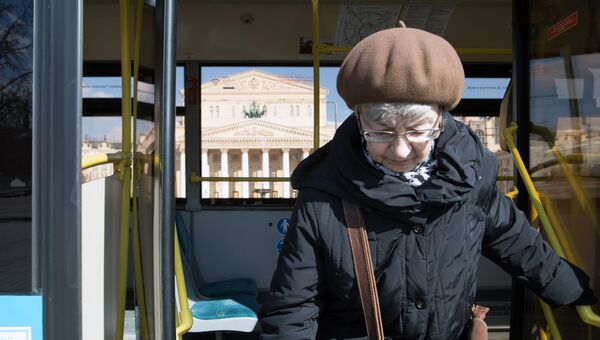 Женщина выходит из автобуса в Москве. Архивное фото Женщина выходит из автобуса в Москве. Архивное фото