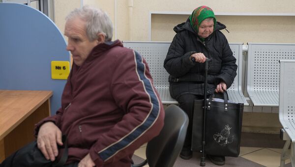 Посетители в отделении Пенсионного фонда РФ. архивное фото Посетители в отделении Пенсионного фонда РФ. архивное фото