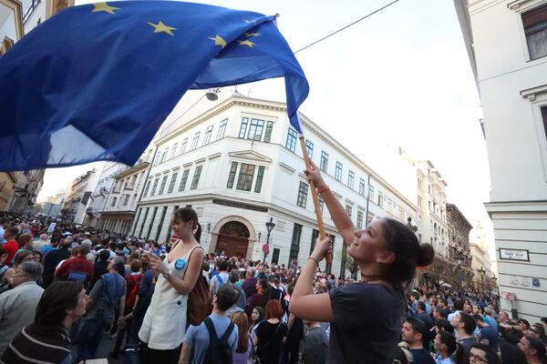 Протесты на улицах Будапешта в поддержку Центрально-Европейского университета, принадлежащего фонду Джорджа Сороса, в Будапеште. Март 2017 года Протесты на улицах Будапешта в поддержку Центрально-Европейского университета, принадлежащего фонду Джорджа Сороса, в Будапеште. Март 2017 года