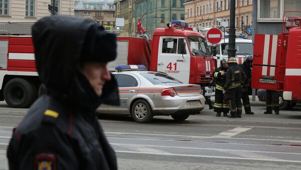 Сотрудники спецслужб у станции метро Технологический институт в Санкт-Петербурге Сотрудники спецслужб у станции метро Технологический институт в Санкт-Петербурге