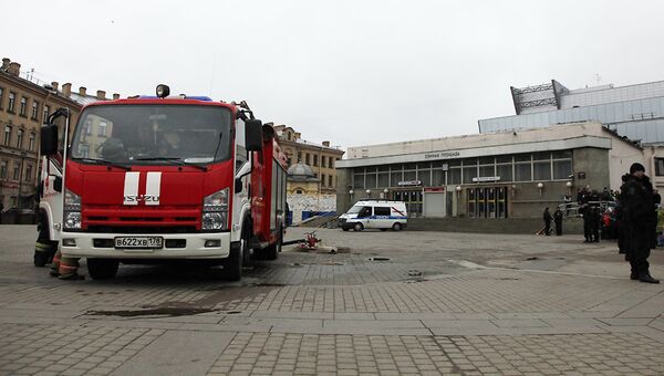 Аварийные службы у станции метро Сенная площадь в Санкт-Петербурге Аварийные службы у станции метро Сенная площадь в Санкт-Петербурге